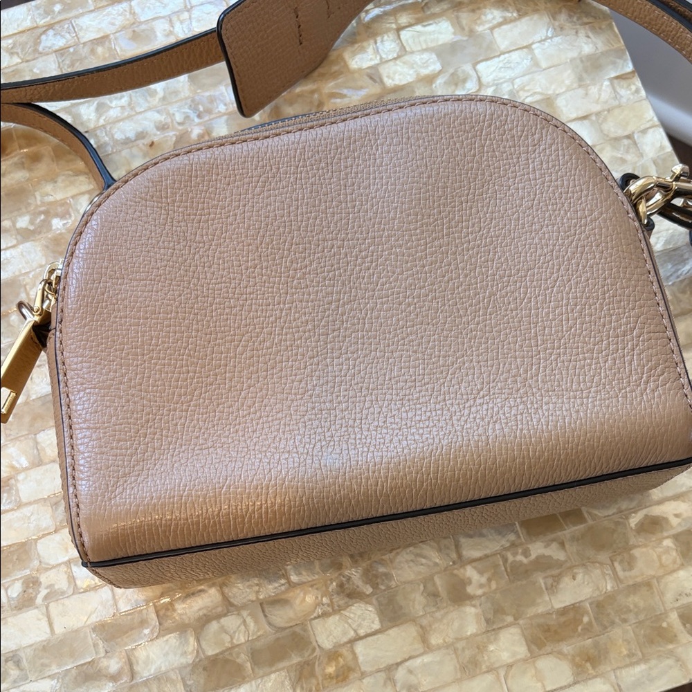 Marc Jacobs Camel TanCrossbody Pebble Shutter - Picture 4 of 13